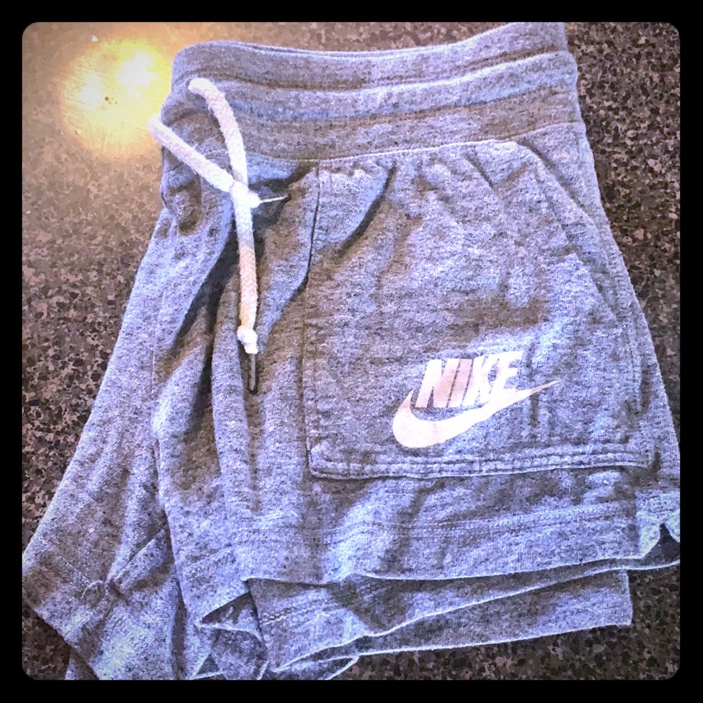Nike cloth shorts with pockets